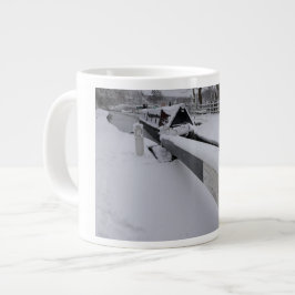 雪の日の運河を航行するナローボート ジャンボコーヒーマグカップ