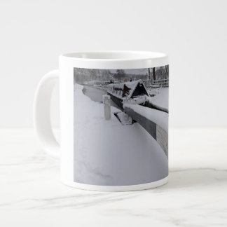 雪の日の運河を航行するナローボート ジャンボコーヒーマグカップ