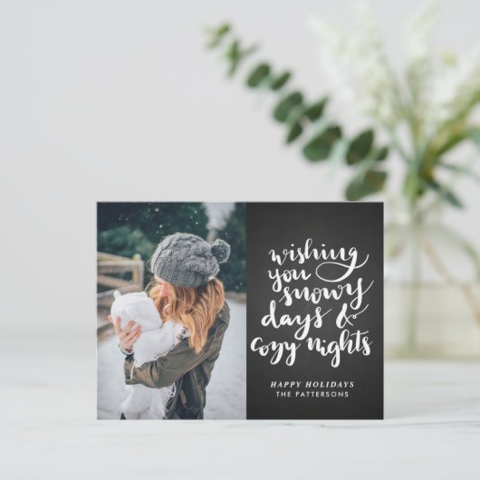雪の日コージーナイツスクリプト | 黒板写真 シーズンポストカード (スタンド正面)