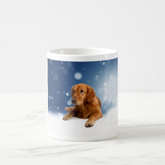 雪の星に座る、かわいいゴールデンレトリバー犬 コーヒーマグカップ (中央)