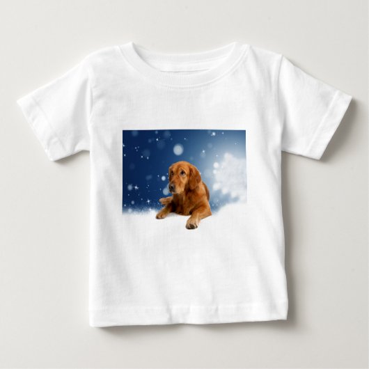 雪の星に座る、かわいいゴールデンレトリバー犬 ベビーTシャツ (正面)