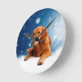 雪の星に座る、かわいいゴールデンレトリバー犬 ラウンド壁時計 (傾斜)