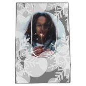 雪の星 – 白、灰色 – 抱き枕 ミディアムペーパーバッグ (裏面)