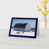 雪の曲げられた屋根が付いている納屋 カード (黄色い花)