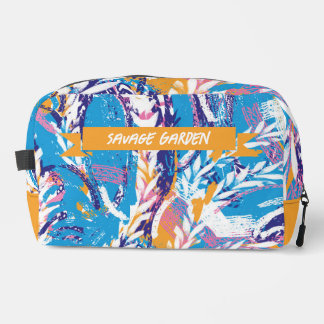 雪の朝の庭。ドップキット ドップキット