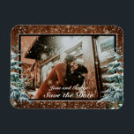 雪の木と森のカントリーパインの写真結婚の マグネット<br><div class="desc">ウェディング日付を保存するか、ありがとうマグネットフォトカード。茶色素朴の木、雪の背景と雪の森。居心地の良いヴィンテージカントリースタイル私たちの店では、このスタイルでより多くの項目が利用可能である。デザインをさらに編集したり、色やフォントを変更したり、の「さらに」リンクで追加のクリック文字をカスタマイズ追加したりする。</div>