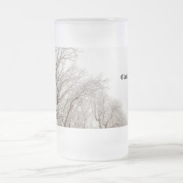 雪の木によって曇らされるマグ フロストグラスビールジョッキ