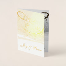 雪の木に咲く喜びと平和の赤いクリスマスバード