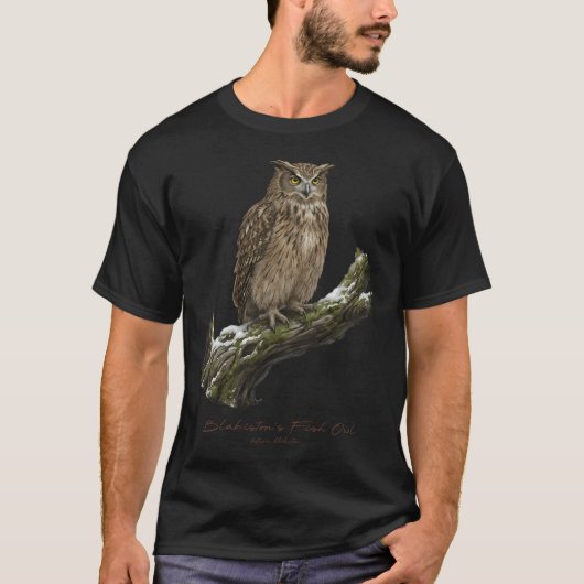 雪の木の上のシマフクロウ Tシャツ (正面)