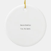 雪の木の上の冬の赤い深紅色 セラミックオーナメント (裏面)