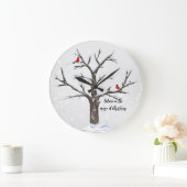 雪の木の上の冬の赤い深紅色 ラージ壁時計 (ホーム)