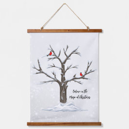 雪の木の上の冬の赤い深紅色 吊り下げ型タペストリー