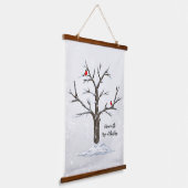 雪の木の上の冬の赤い深紅色 吊り下げ型タペストリー (傾斜あり)