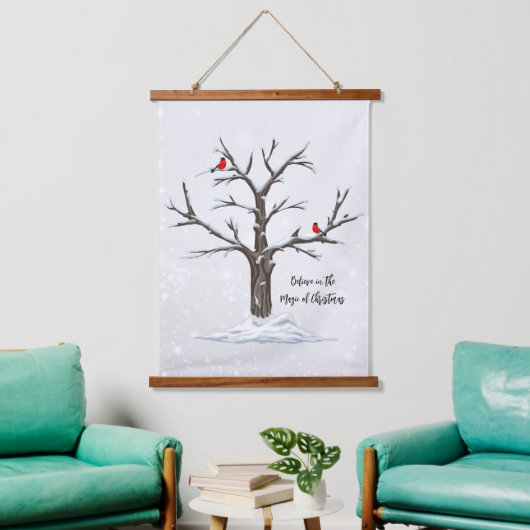 雪の木の上の冬の赤い深紅色 吊り下げ型タペストリー (リビング)