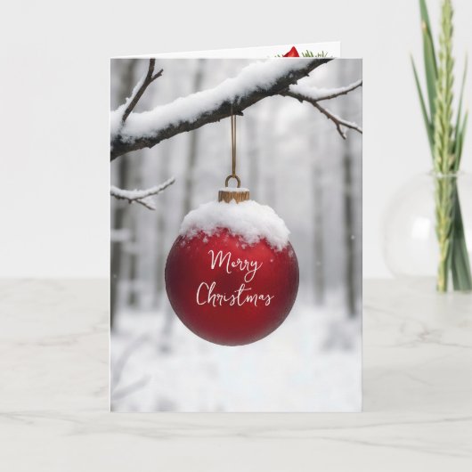雪の木の枝の上の赤いクリスマスオーナメント カード (正面)