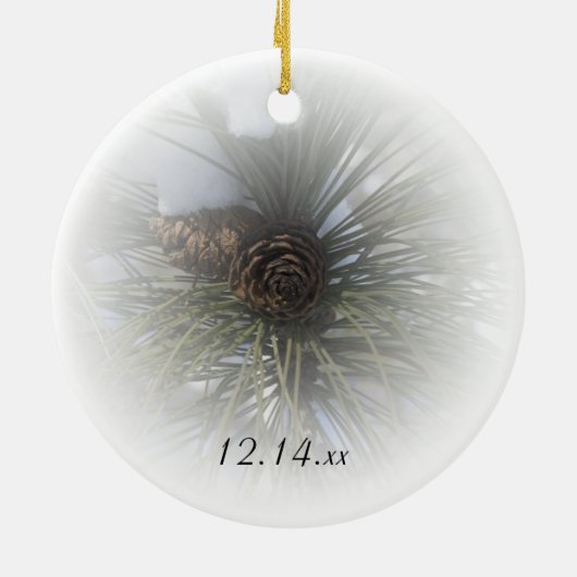 雪の松の冬の結婚式 セラミックオーナメント (裏面)