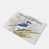 雪の松の木の中の青いカケス ドアマット (アングル)