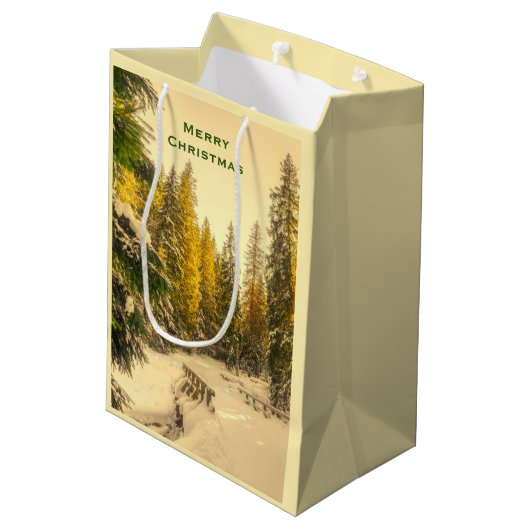 雪の松の木の森の写真クリスマス ミディアムペーパーバッグ (裏面アングル)