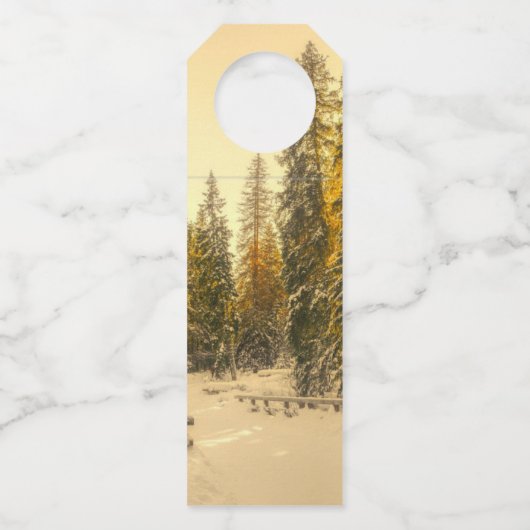 雪の松の木の森自然写真 ボトルネックタグ (裏面)