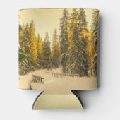雪の松の木の森自然写真 缶クーラー (正面)
