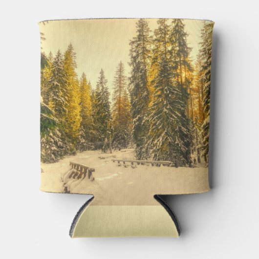 雪の松の木の森自然写真 缶クーラー (正面)