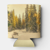 雪の松の木の森自然写真 缶クーラー (裏面)