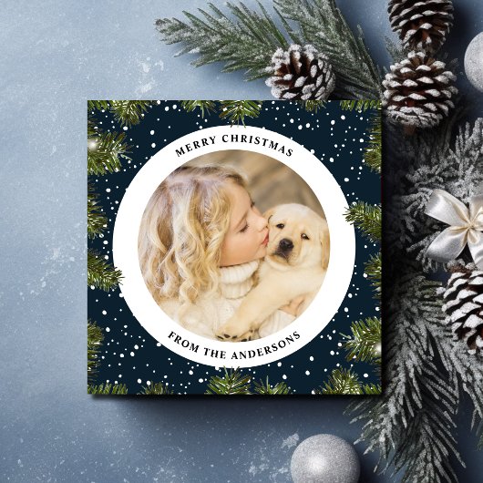 雪の松の葉の青いクリスマスフォト シーズンカード