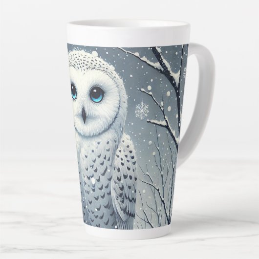 雪の枝にとまるシロフクロウ カフェラテマグ (右アングル)