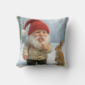 雪の森でキャンディーケーンを楽しむゴノーム クッション (正面)