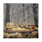 雪の森に静かな燃えるユール（キリスト降誕祭）のログ タイル (正面)