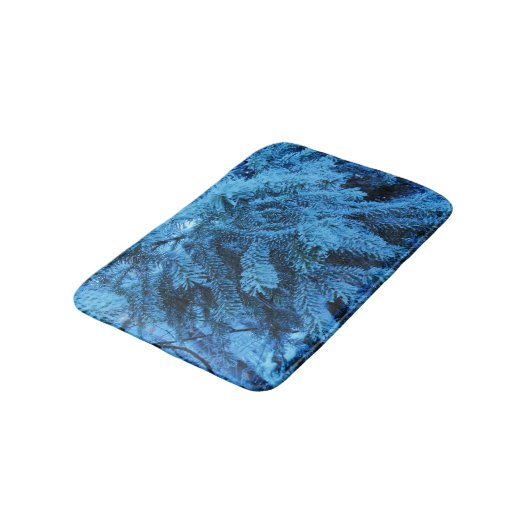 雪の森のトウヒの枝 バスマット (アングル)