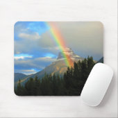 雪の森の山の上の虹と嵐の空 マウスパッド (マウス)