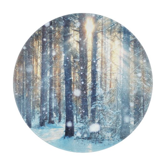 雪の森の霜の降りた冬の風景 カッティングボード (正面)