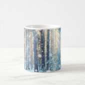 雪の森の霜の降りた冬の風景 コーヒーマグカップ (中央)