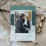 雪の流れ | Colorblock Vertical Photo Hanukka シーズンカード<br><div class="desc">柔らエレガントかな色のモダンホリデーカードでお気に入りの、垂直またはポートレート向けの写真を採用したカラーブロックのスノードリフト背景にスプルースとハンターグリーンの色合いを付けた。美しい手書きの台本の下に「Joyous Hanukkah」と表示され、その下にあなたの家族の名前が入っている。</div>