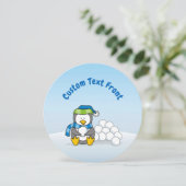 雪の玉を持って座っている小さなペンギン 招待状 (スタンド正面)