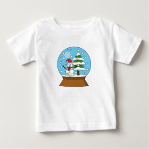 雪の球体雪だるまと松の木 ベビーTシャツ