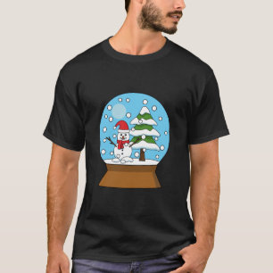 雪の球体雪だるまと松の木 Tシャツ