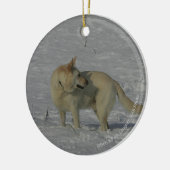 雪の白人のジャーマン・シェパード セラミックオーナメント (左)