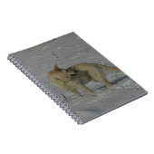 雪の白人のジャーマン・シェパード ノートブック (右側)