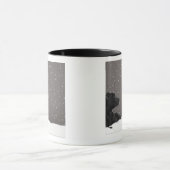 雪の監視雪片にあっている子犬 マグカップ (中央)