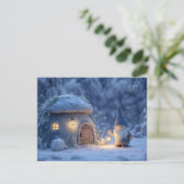 雪の石造りの小屋の外にランタンを掲げるノーム ポストカード (スタンド正面)