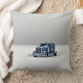 雪の砂漠に捨てられたトラック クッション (ブランケット)