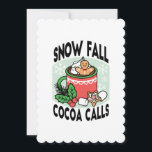 雪の秋ココアコールでウォームアップ – Winter Drink 招待状<br><div class="desc">私たちの'雪秋ココアコール'デザインでウォームアップ！可愛いジンジャーブレッドマン、雪片、クリスマスデコアを備えたココアのカップを備えたデザインで、Tシャツ、マグカップ、フェスティバルのホームデコアに最適。温かい飲み物や休日の雰囲気が好きな人に最適な、居心地の良い冬のアートワーク。#WinterCocoa #HolidayDrinks #ChristmasVibes #CozyCocoaArt #WinterWarmth #FestiveWinter #CozyWinter #WinterSeason #GingerbreadCookie #ChristmasMug</div>