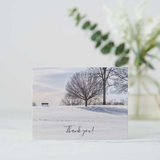 雪の積もった丘の上のベンチ 感謝の気持ちを込めたポストカード ポストカード (スタンド正面)