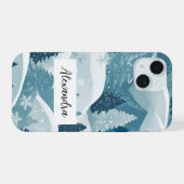 雪の積もった松の木のデザイン 冬の森 iPhone 15ケース (裏面横)