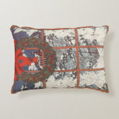 雪の窓辺にハンギングされたビンテージクリスマスリース アクセントクッション (正面)