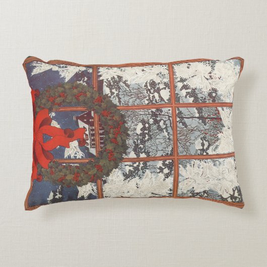 雪の窓辺にハンギングされたビンテージクリスマスリース アクセントクッション (正面)