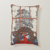 雪の窓辺にハンギングされたビンテージクリスマスリース アクセントクッション (裏面(縦))