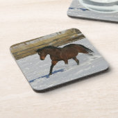 雪の純血種の馬のランニング コースター (左側)